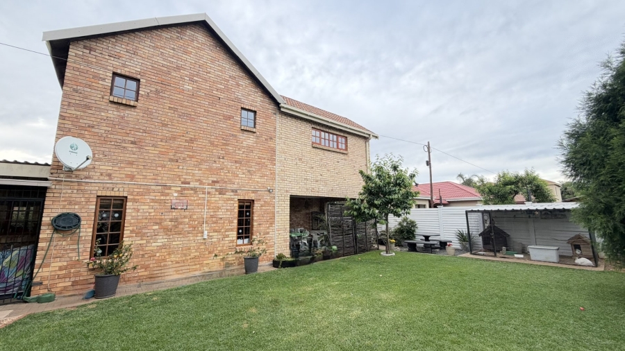 4 Bedroom Property for Sale in Langenhovenpark Free State